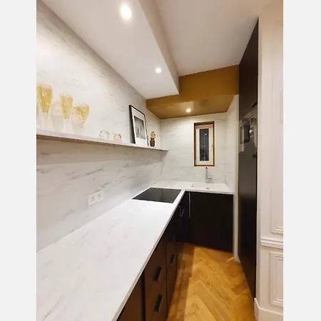 Champs Elysee Apartment *